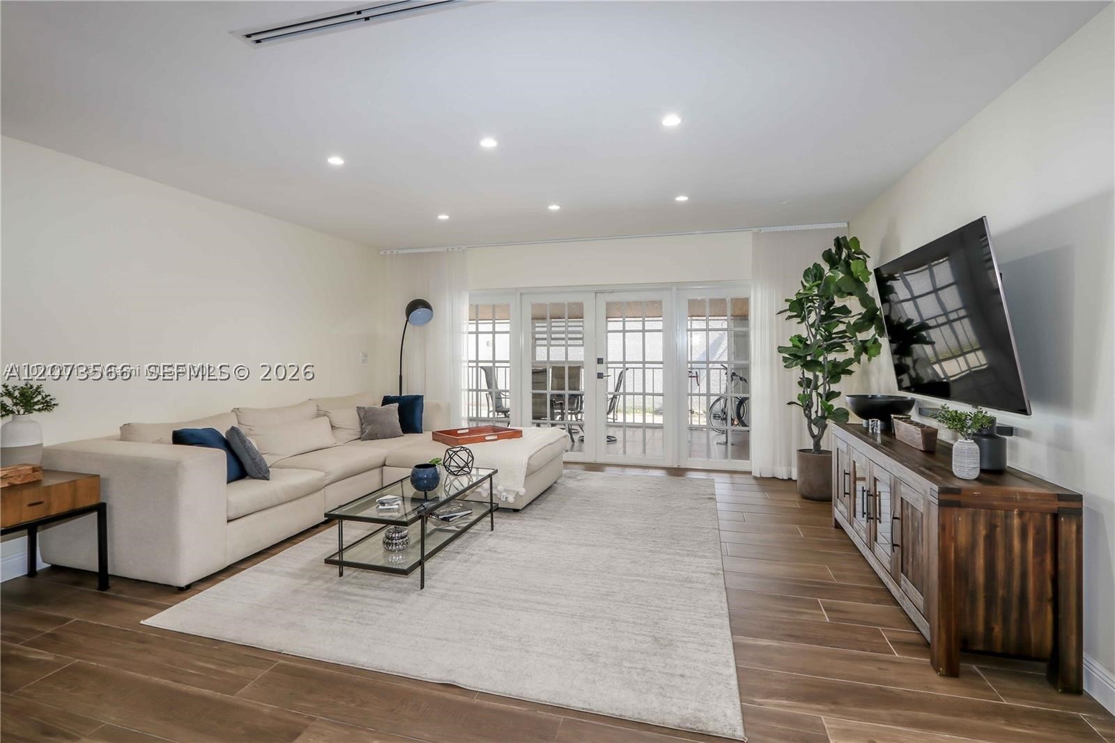 16509 Fox Den Ct, Miami Lakes FL 33014