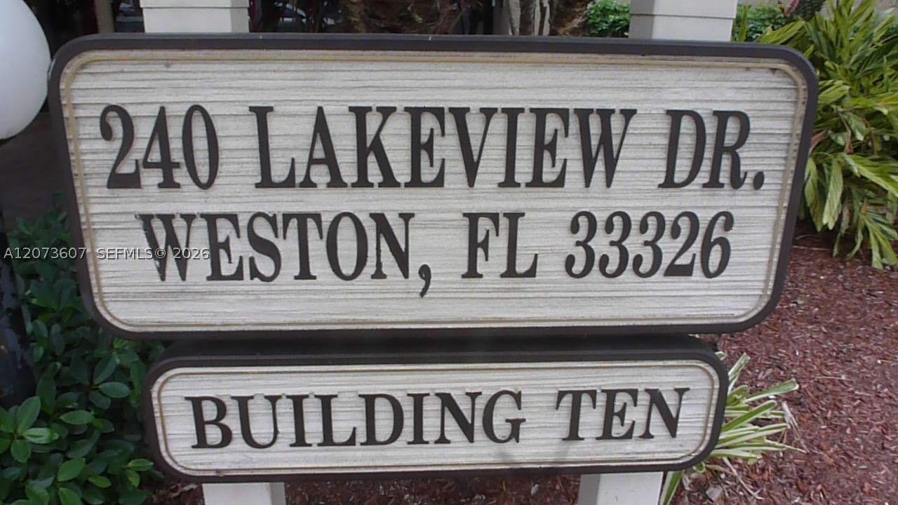 240 Lakeview Dr #109, Weston FL 33326