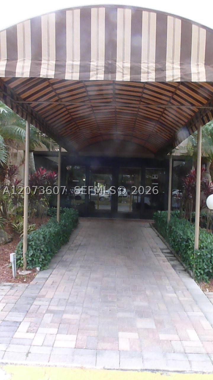 240 Lakeview Dr #109, Weston FL 33326
