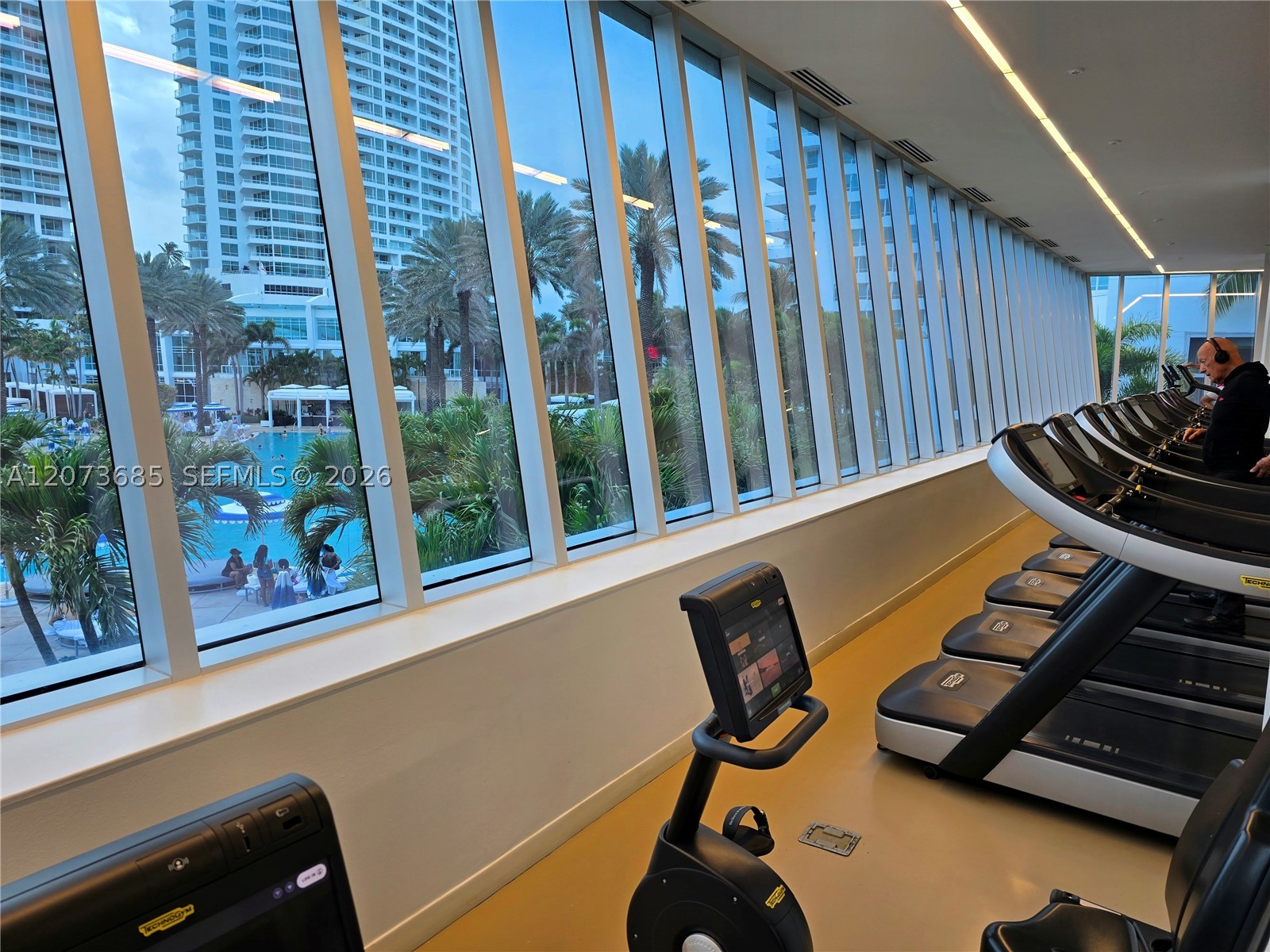 4401 Collins Ave #1401, Miami Beach FL 33140