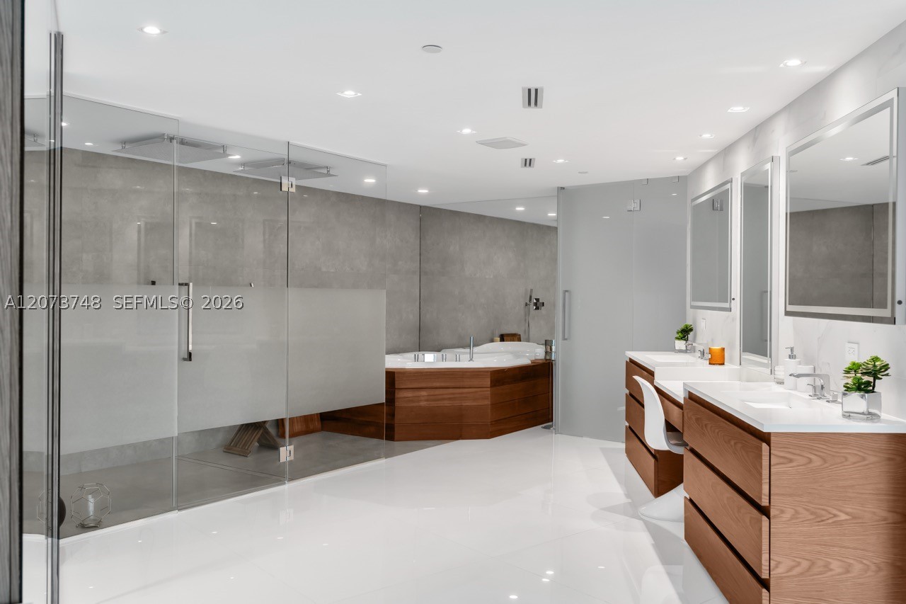 300 S Pointe Dr #3105, Miami Beach FL 33139