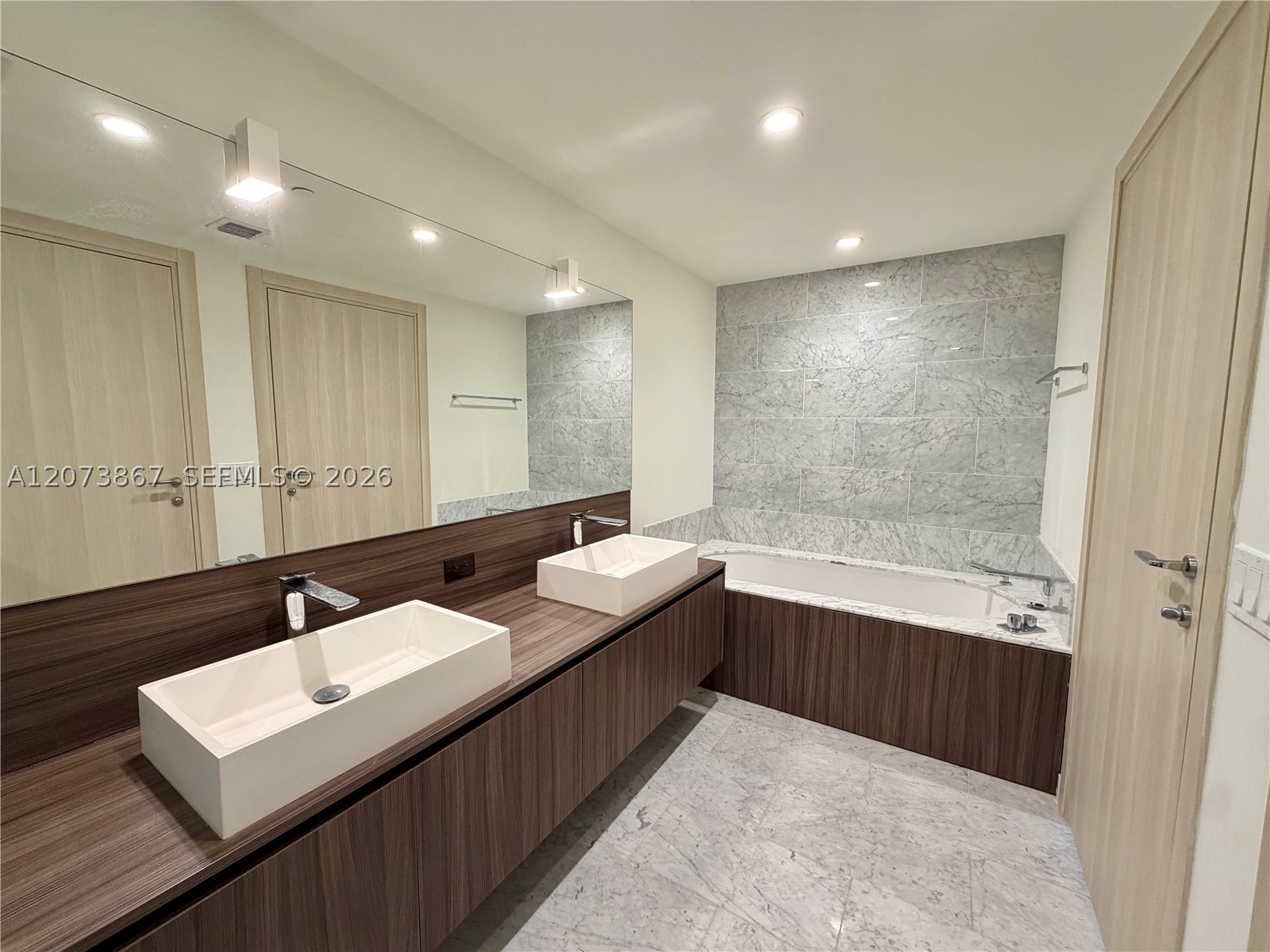 1000 Brickell Plz #4301, Miami FL 33131