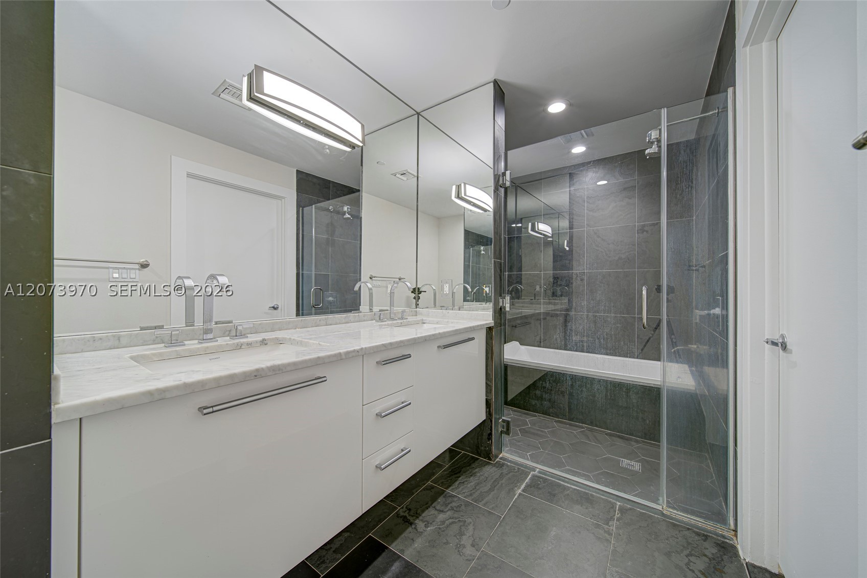 900 Biscayne Blvd #5203, Miami FL 33132