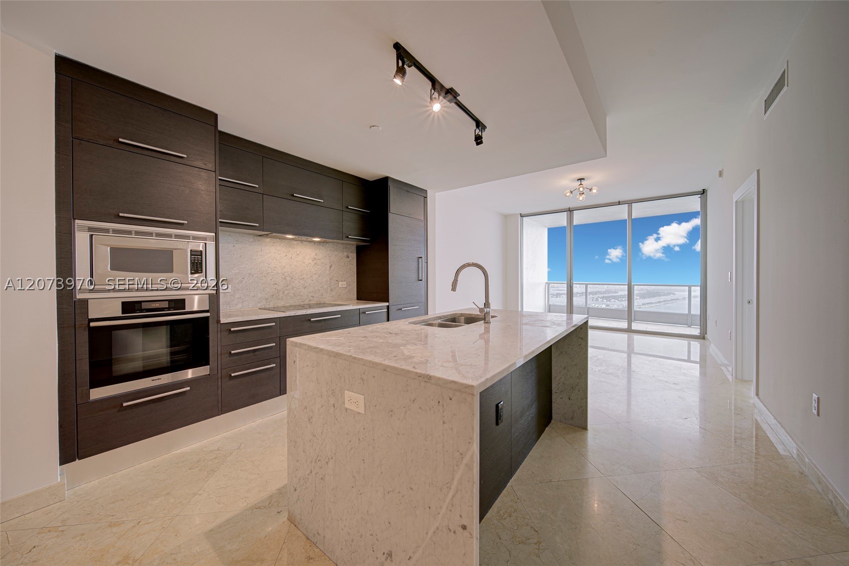 900 Biscayne Blvd #5203, Miami FL 33132
