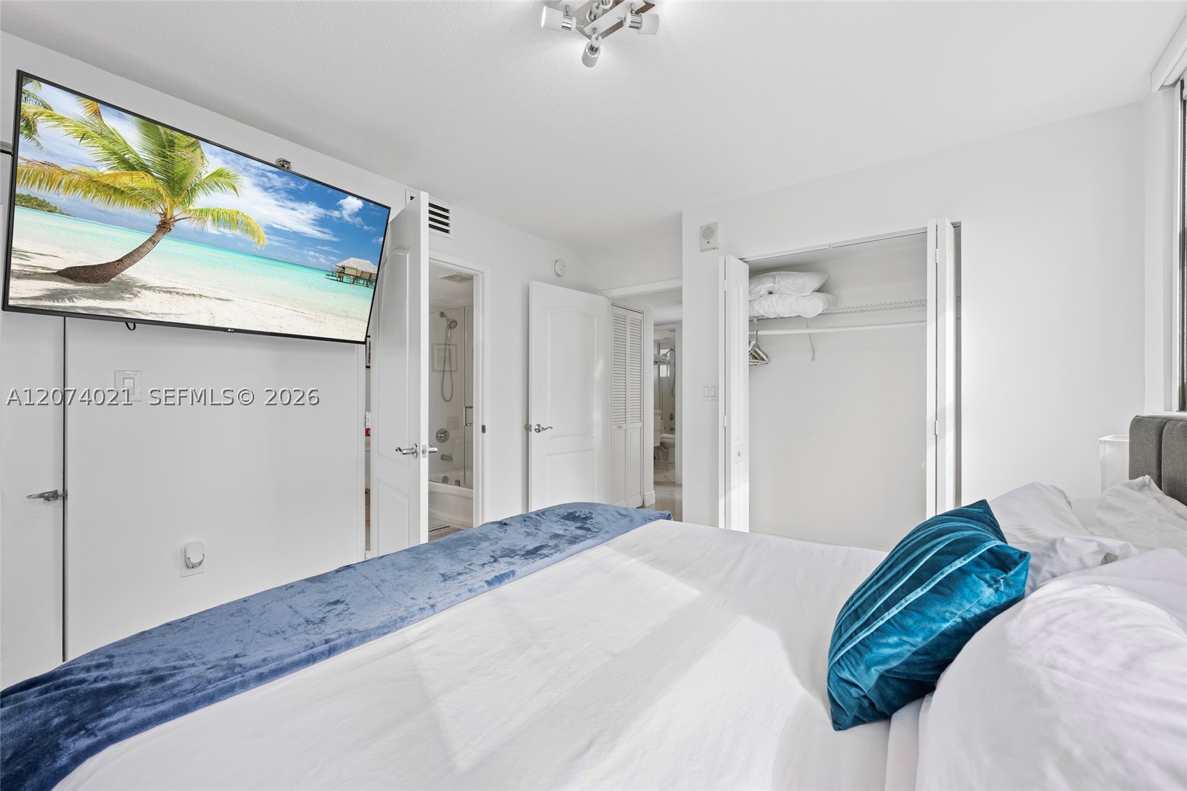 1200 Brickell Bay Dr #3701, Miami FL 33131