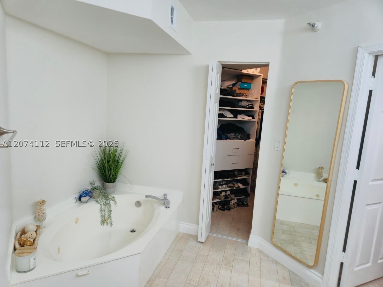 3530 Mystic Pointe Dr #2215, Aventura FL 33180