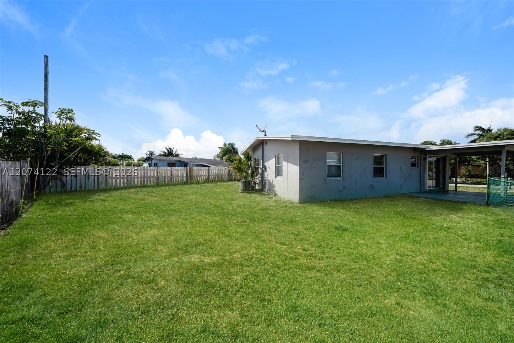 900 W Bloxham St, Lantana FL 33462