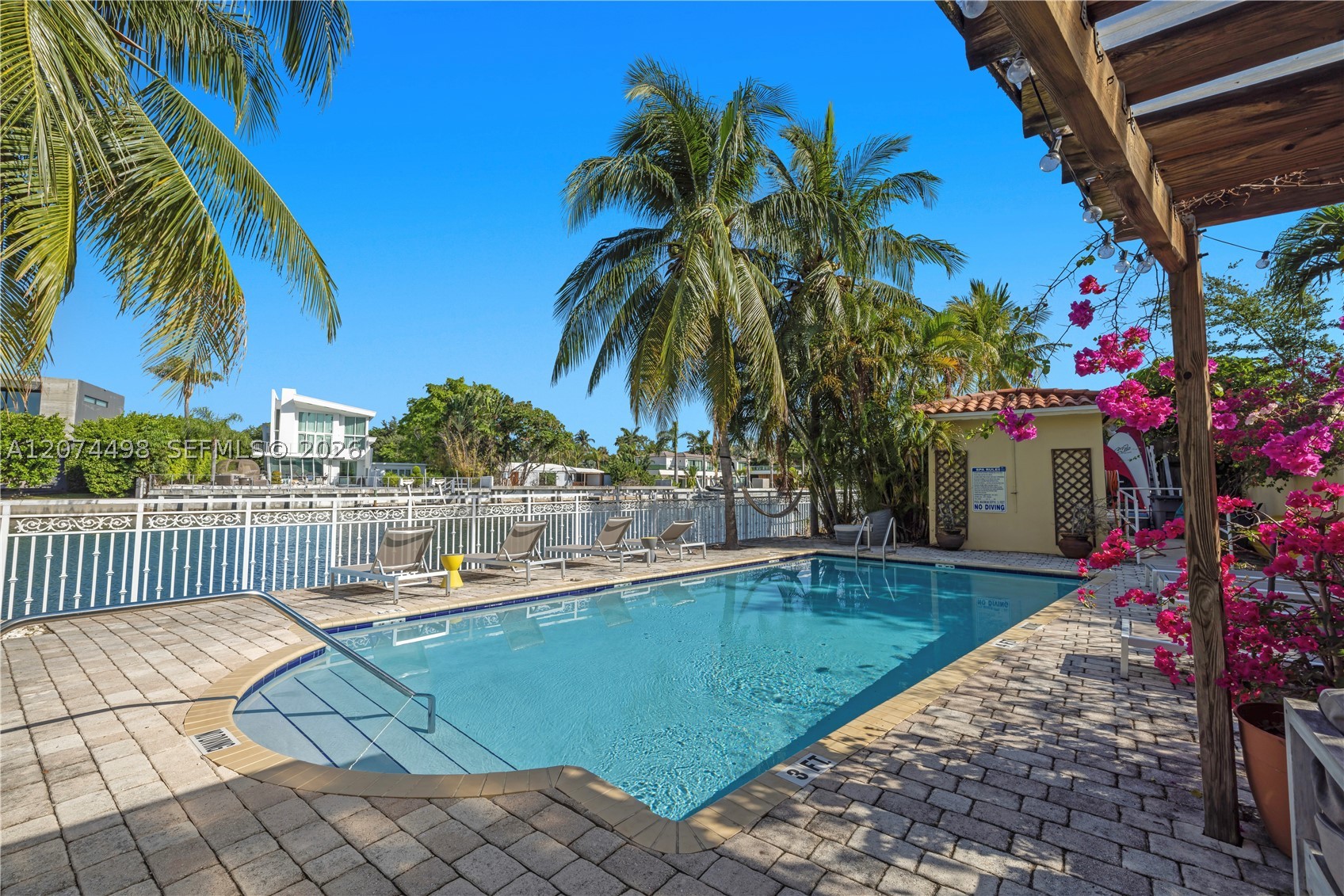 4812 Pine Tree Dr #209, Miami Beach FL 33140