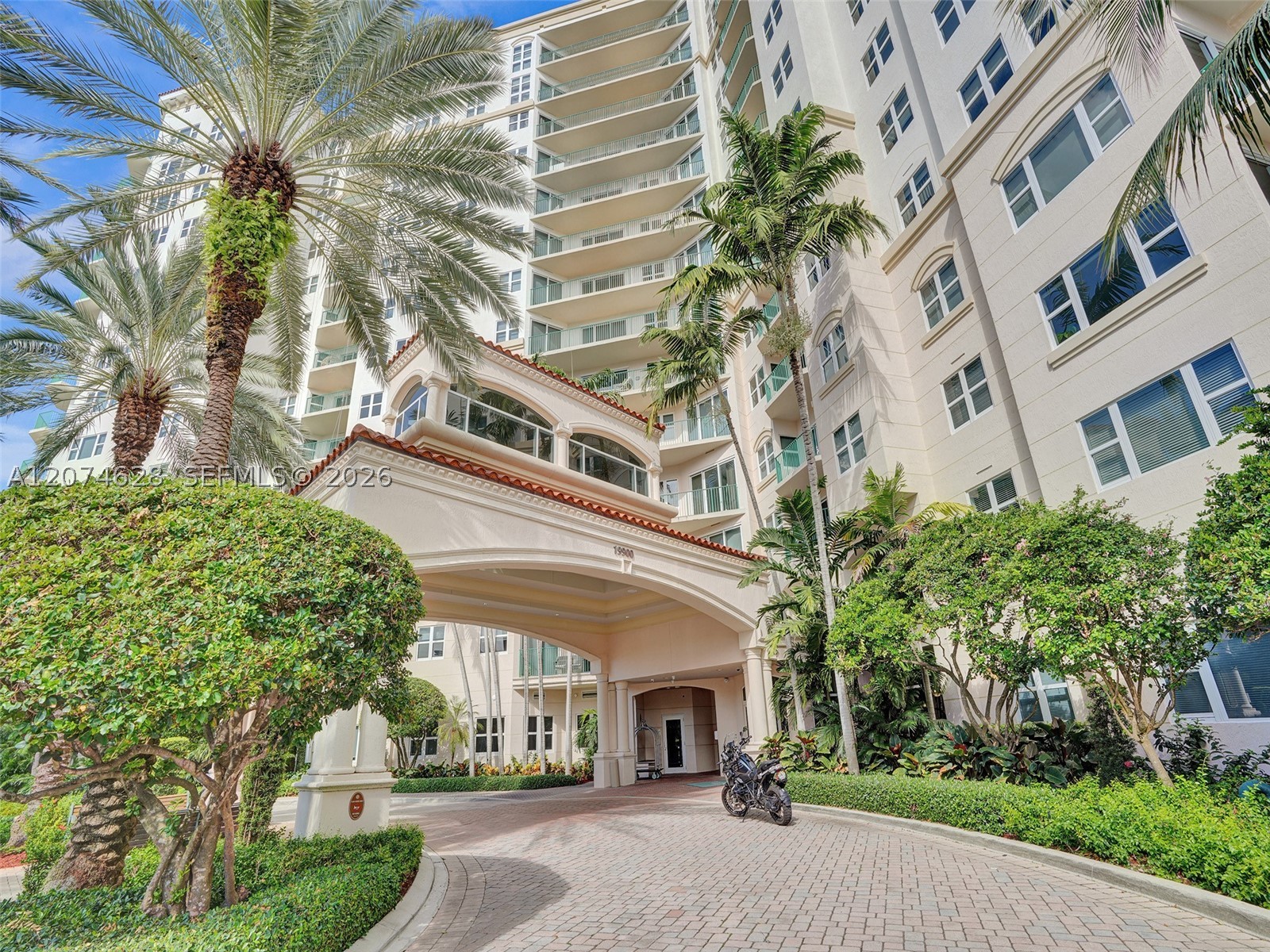 19501 W Country Club Dr #408, Aventura FL 33180