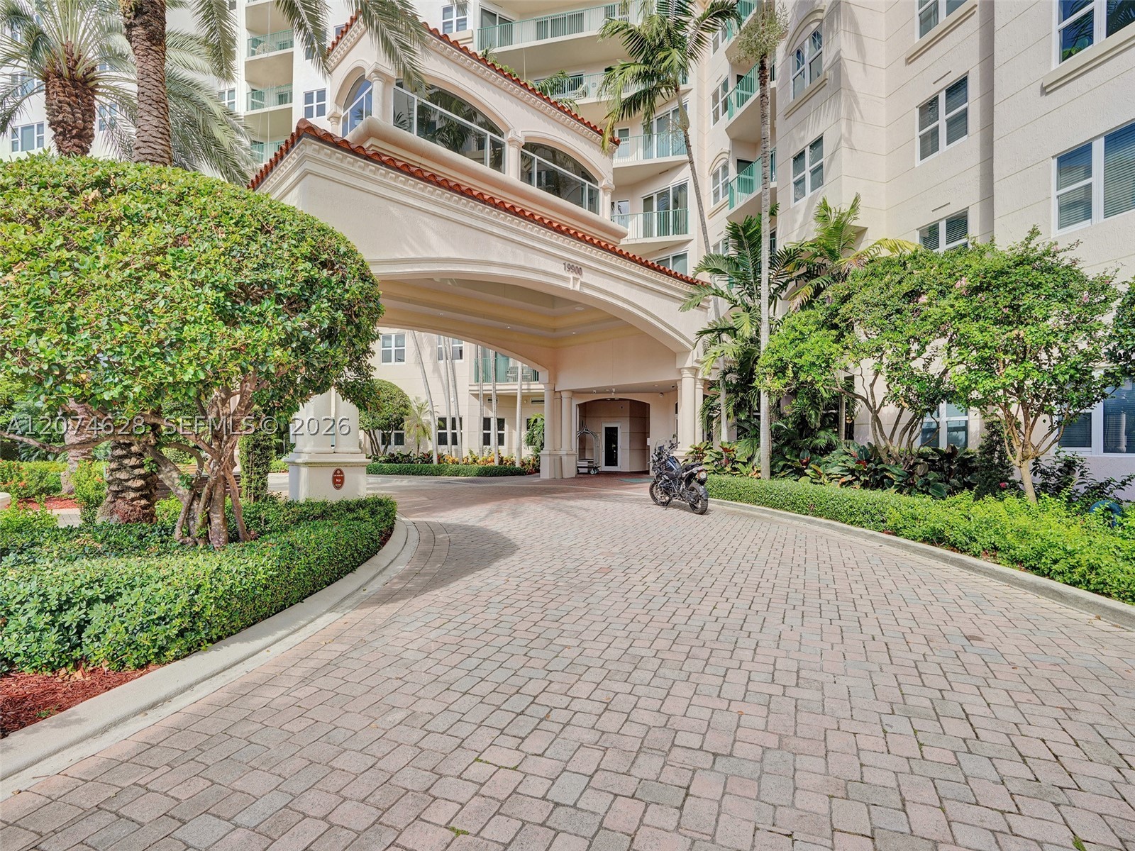 19501 W Country Club Dr #408, Aventura FL 33180