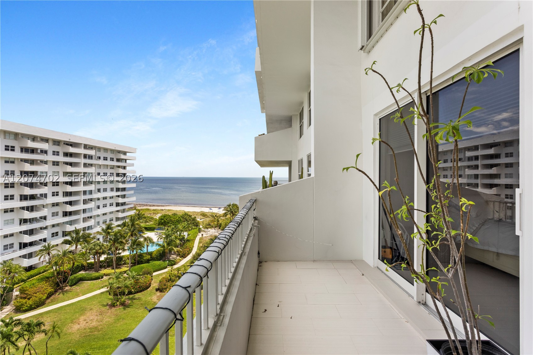 199 Ocean Lane Dr #902, Key Biscayne FL 33149