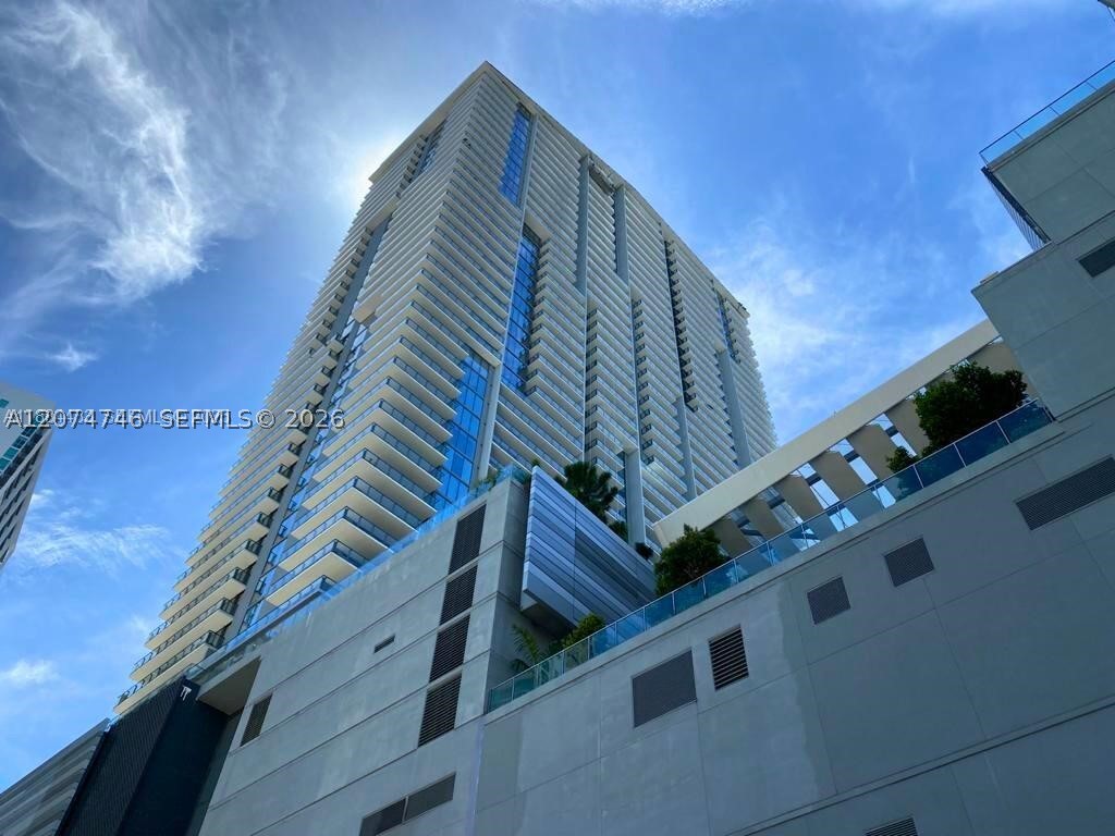 68 SE 6th St #1008, Miami FL 33131