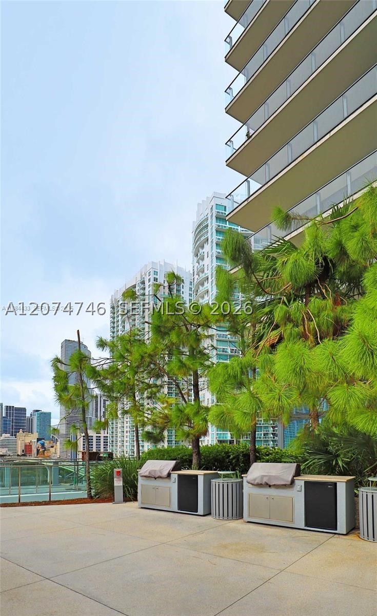 68 SE 6th St #1008, Miami FL 33131