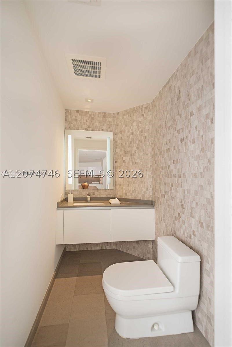 68 SE 6th St #1008, Miami FL 33131