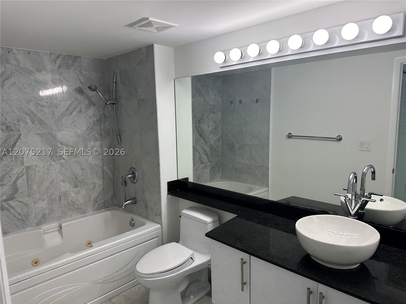 31 SE 5th St #1007, Miami FL 33131