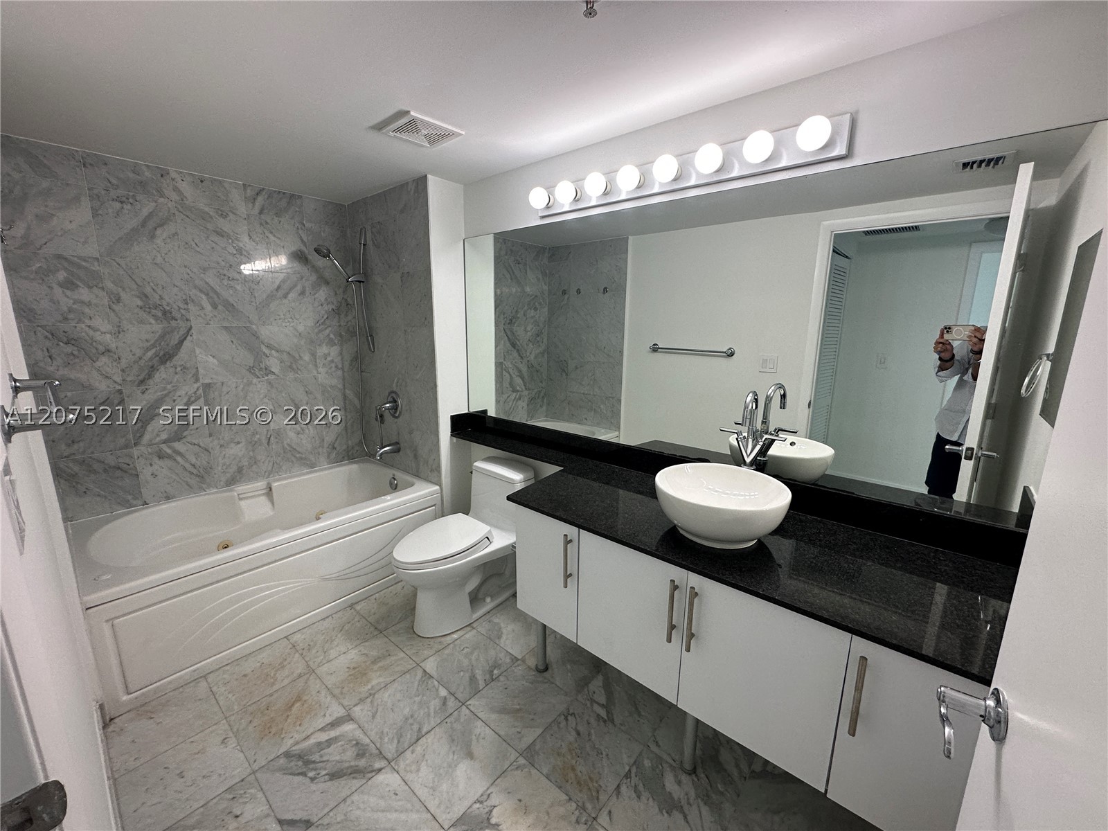 31 SE 5th St #1007, Miami FL 33131