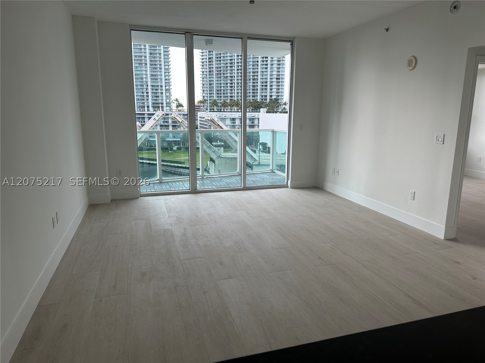 31 SE 5th St #1007, Miami FL 33131