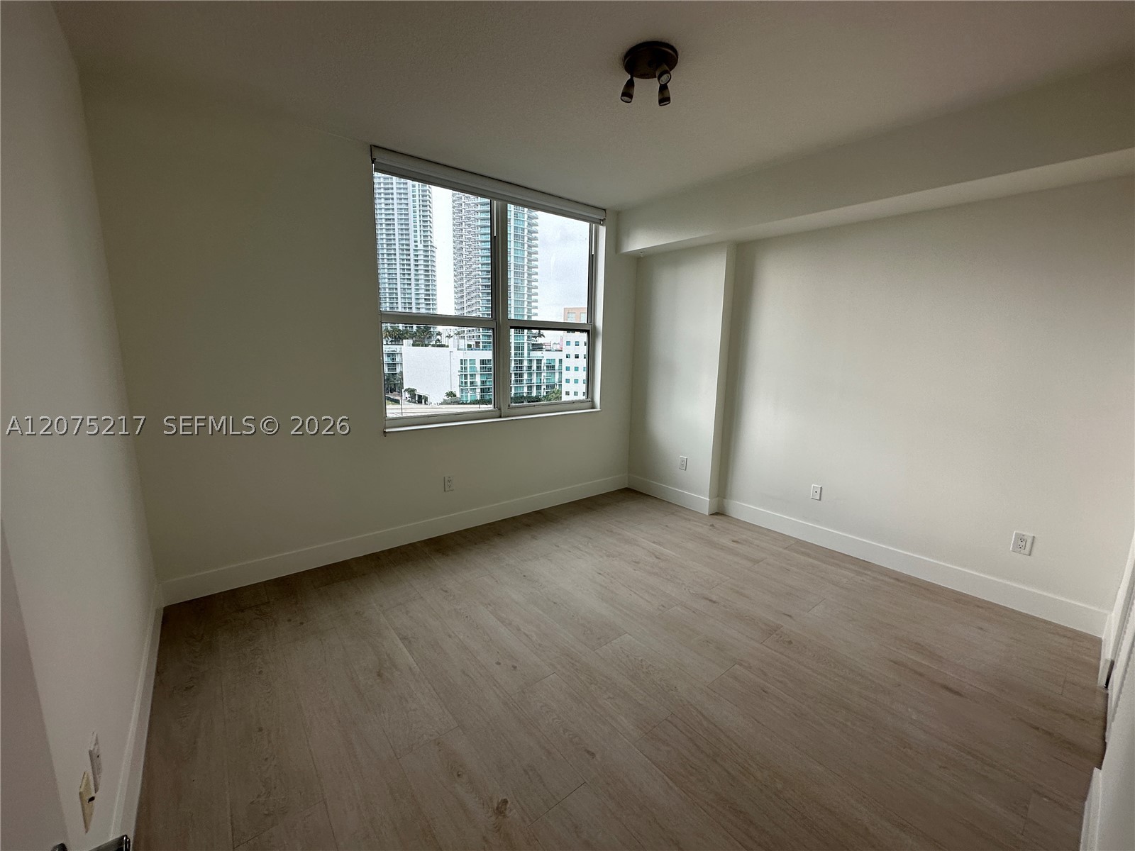 31 SE 5th St #1007, Miami FL 33131