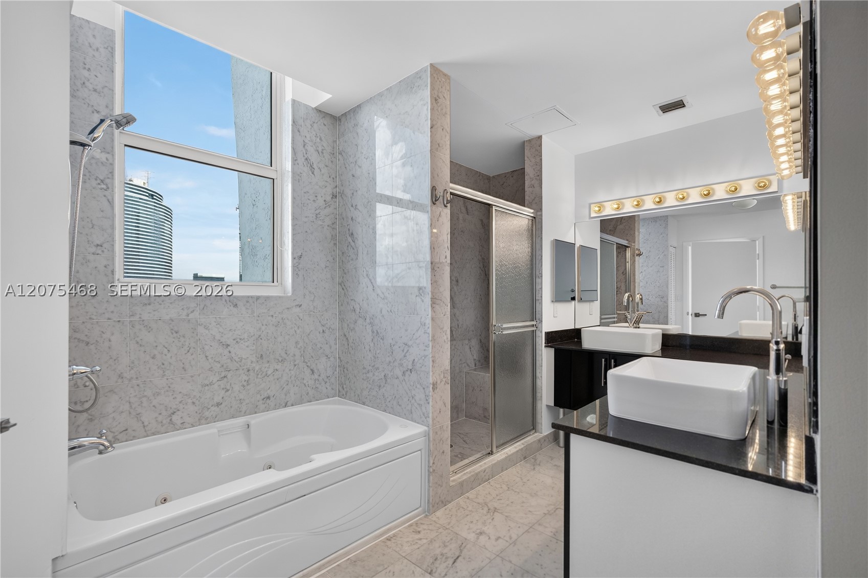 31 SE 5th St #4212, Miami FL 33131