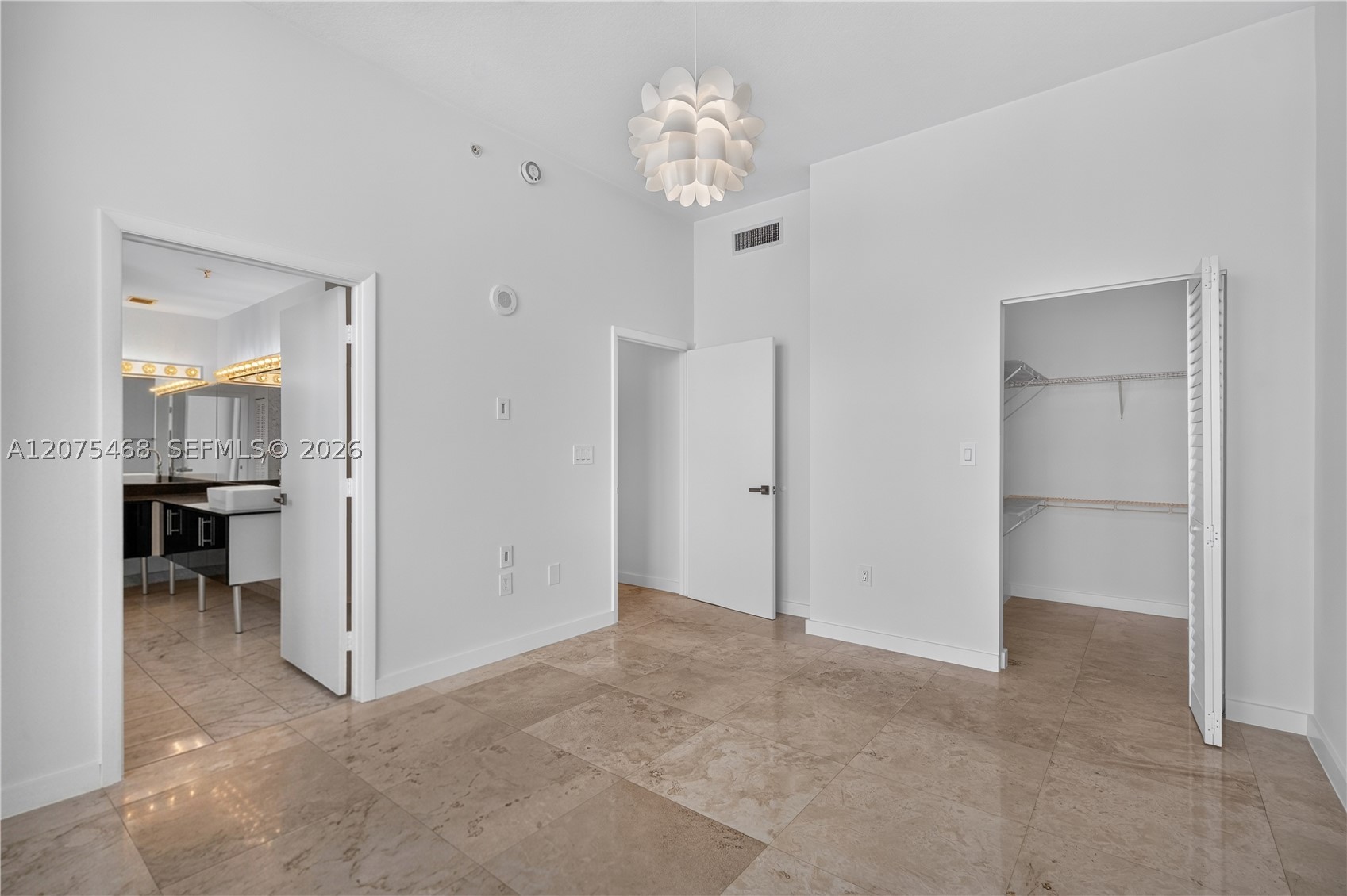 31 SE 5th St #4212, Miami FL 33131