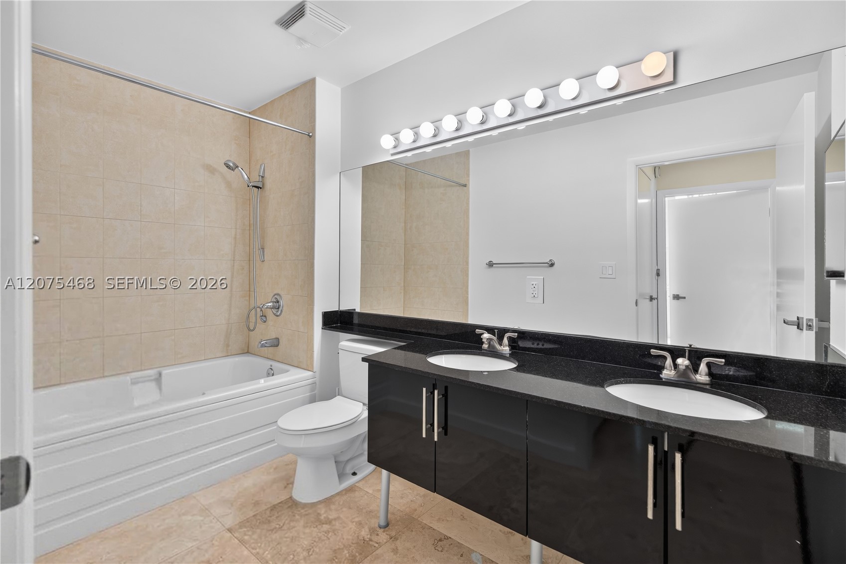 31 SE 5th St #4212, Miami FL 33131