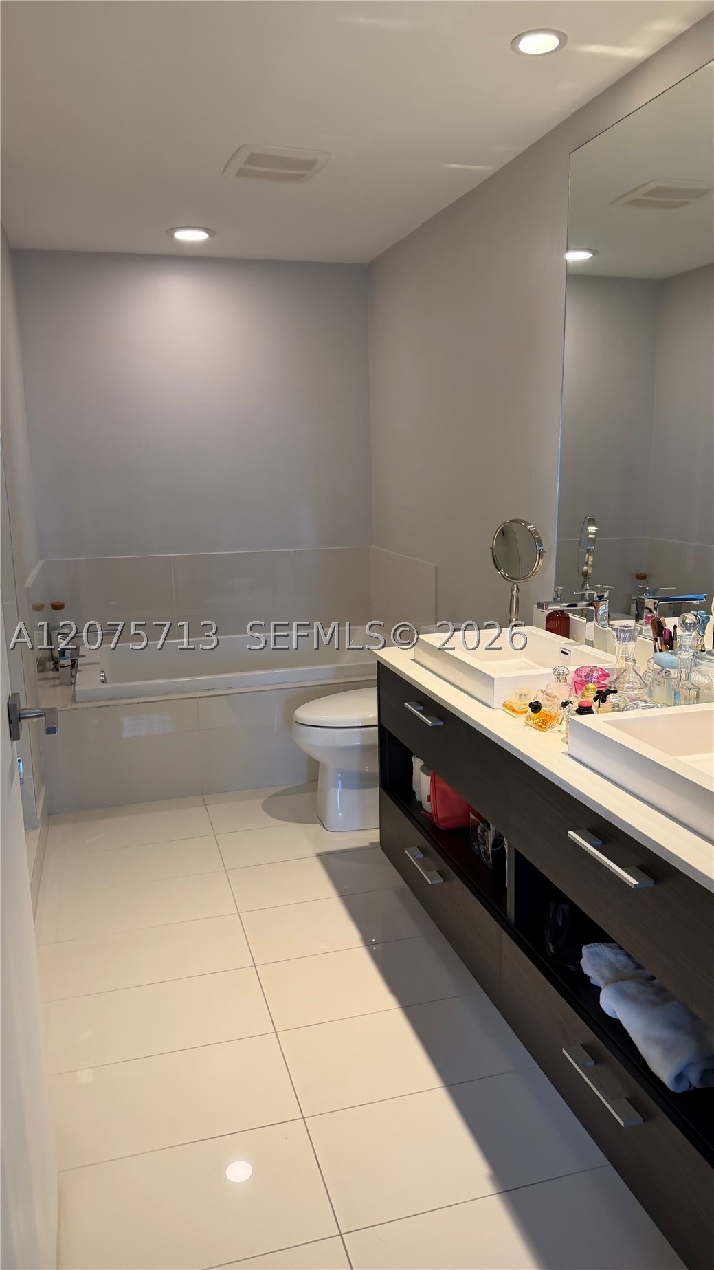 45 SW 9th St #1106, Miami FL 33130