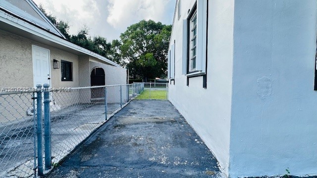 6371 SW 39th St, Miami FL 33155