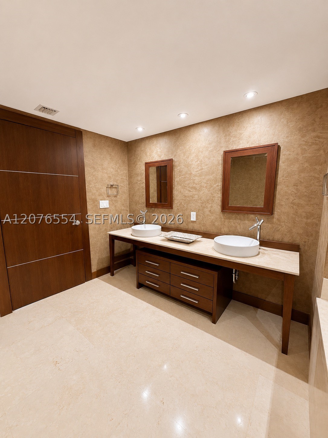 465 Brickell Ave #5605, Miami FL 33131