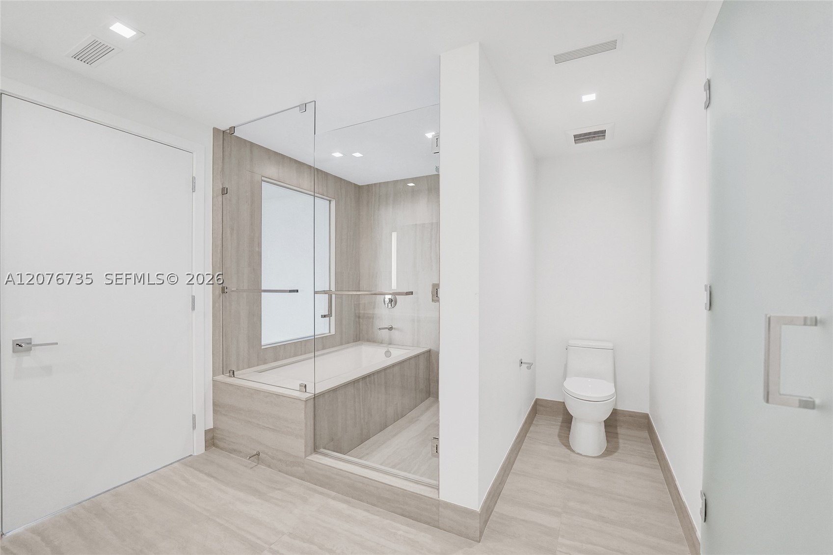 2411 Laguna Circle #2511, North Miami FL 33181