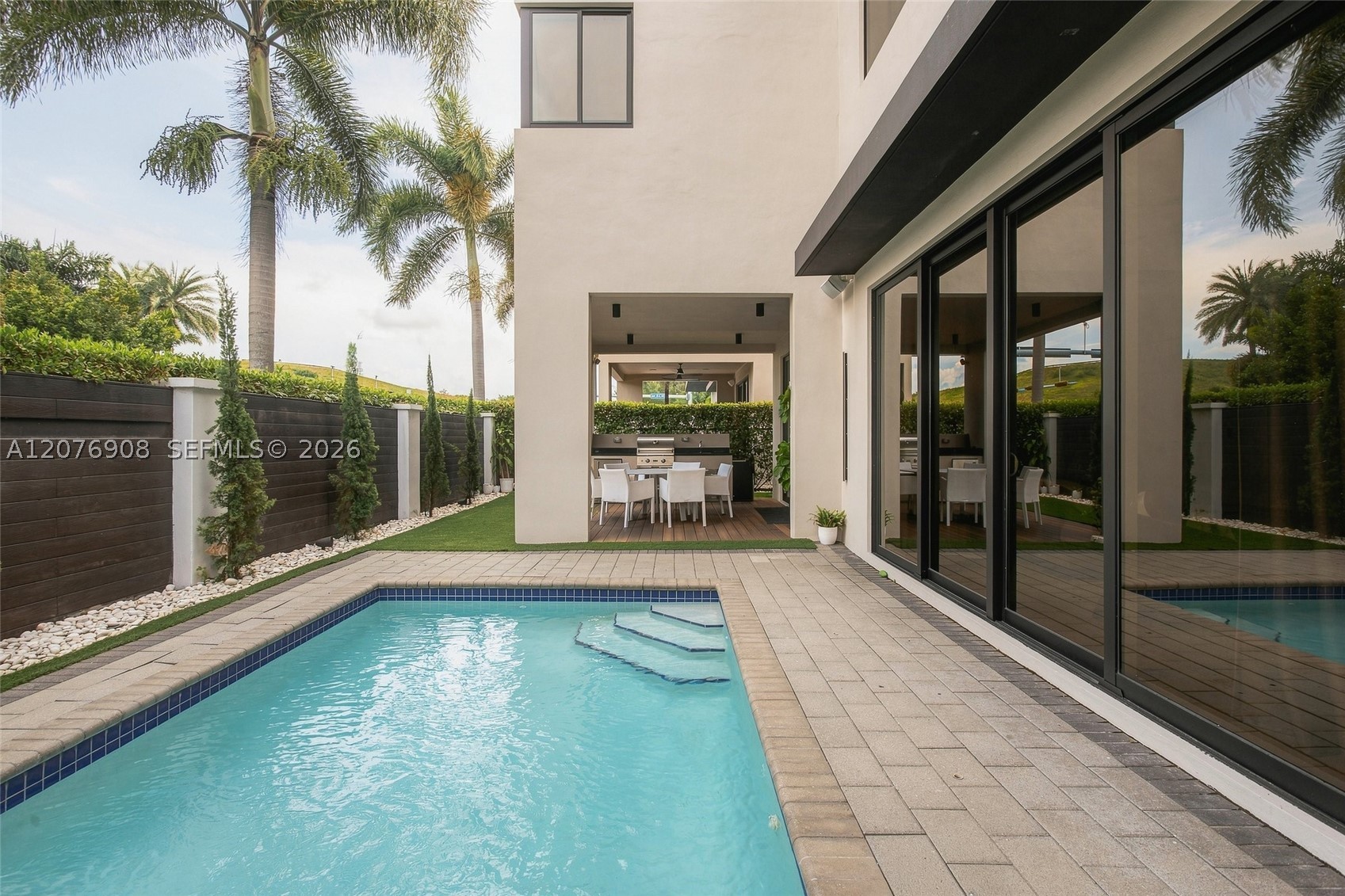 7423 NW 102th ct, Doral FL 33178