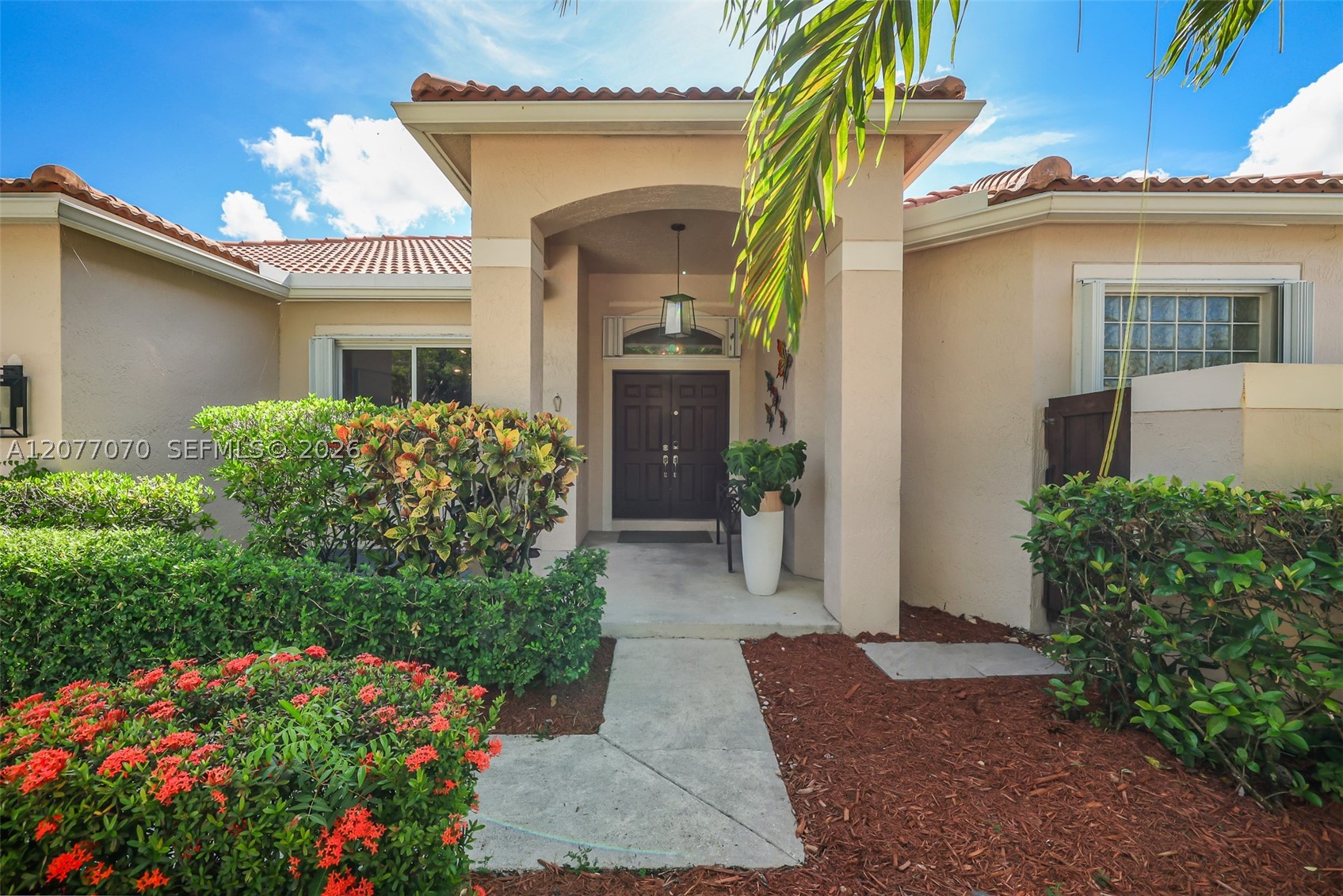 1928 Water Ridge Dr, Weston FL 33326