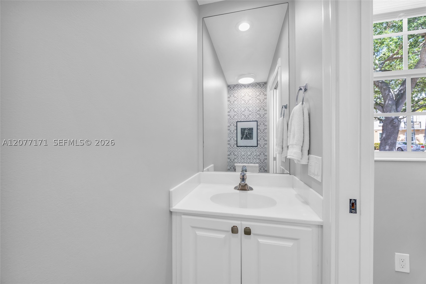 418 Capistrano Dr, Palm Beach Gardens FL 33410