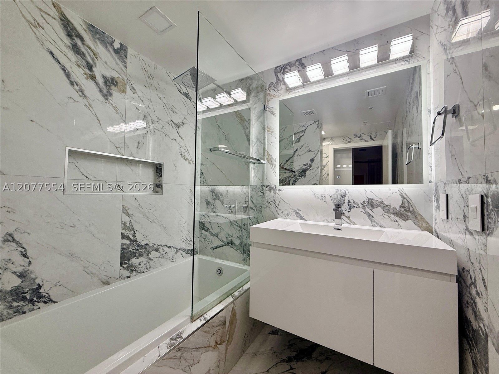 90 SW 3rd St #3306, Miami FL 33130
