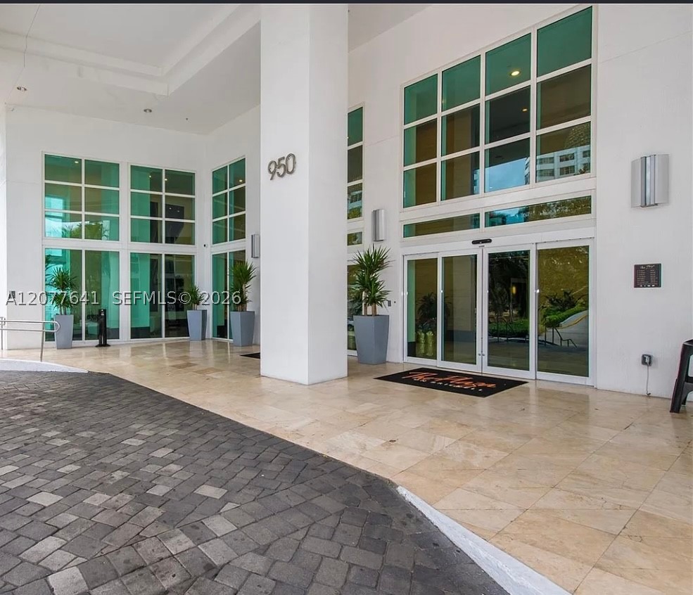 950 Brickell Bay Dr #902, Miami FL 33131
