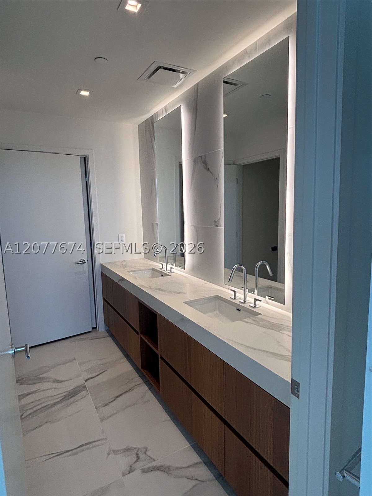 1400 Biscayne Blvd #2106, Miami FL 33132