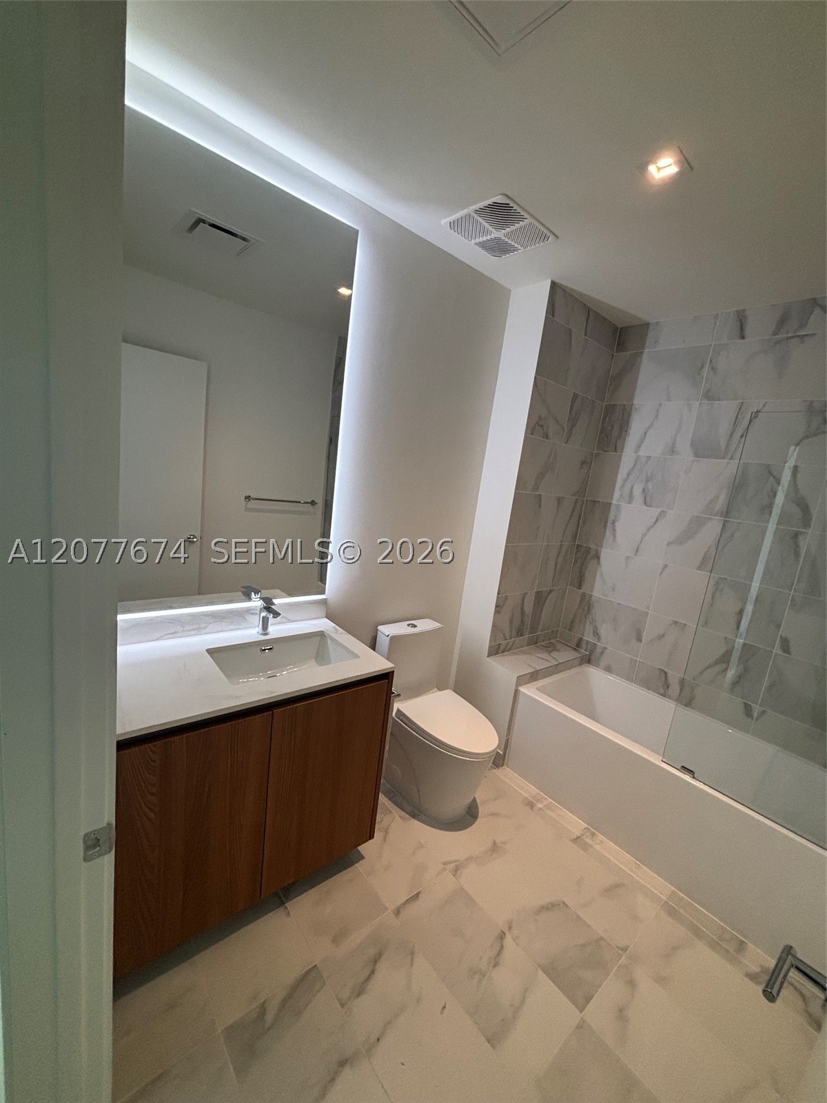 1400 Biscayne Blvd #2106, Miami FL 33132