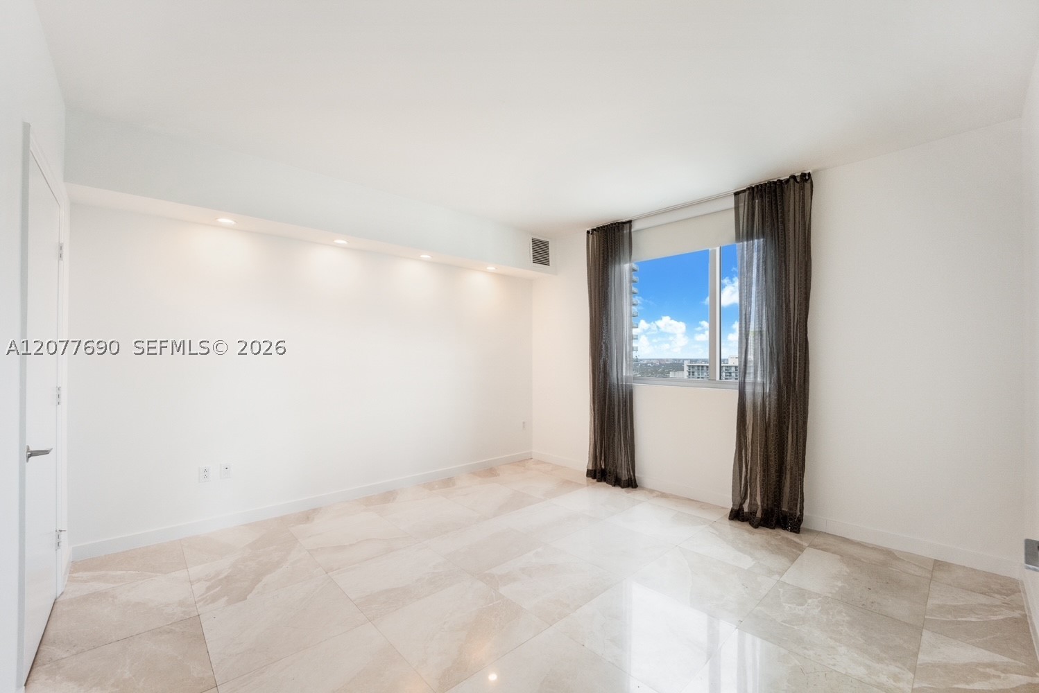 55 SE 6th St #3901, Miami FL 33131