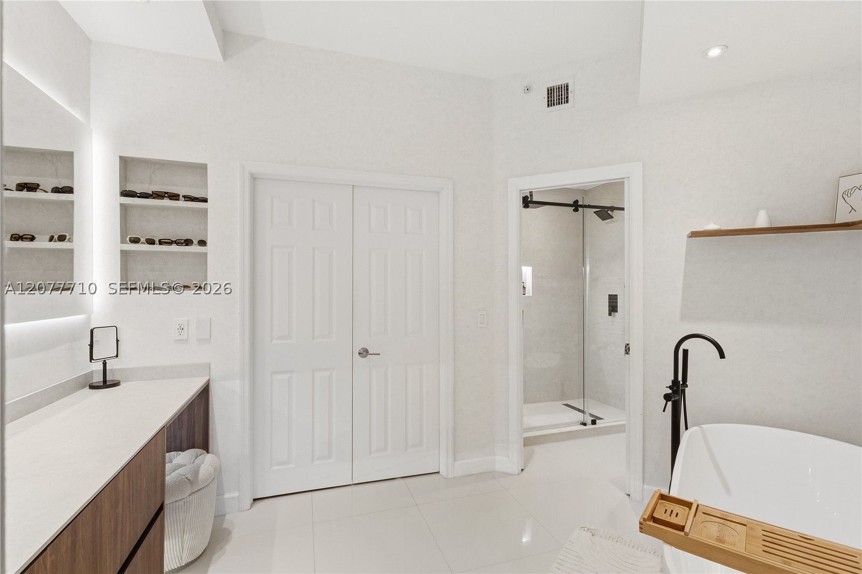 3500 Mystic Pointe Dr #104, Aventura FL 33180