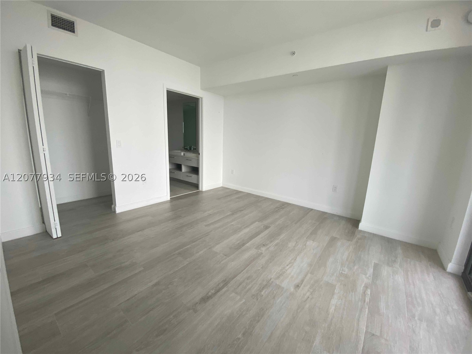 45 SW 9th St #3703, Miami FL 33130