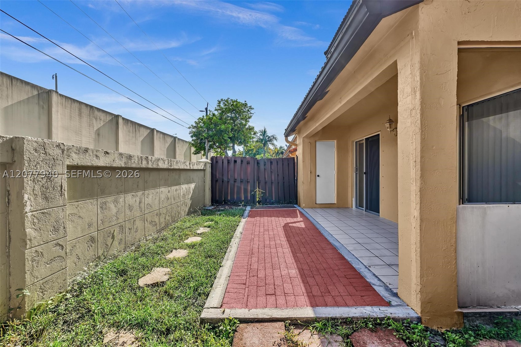 13949 N Forest Oak Cir, Davie FL 33325