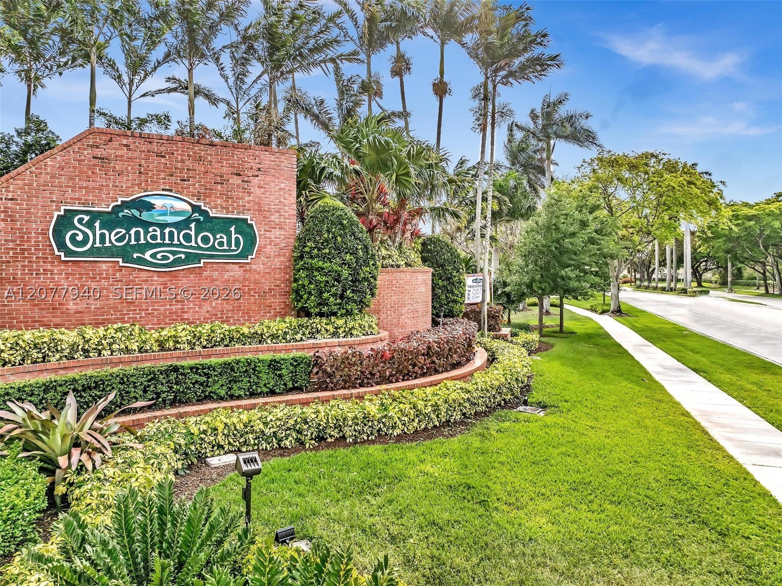 13949 N Forest Oak Cir, Davie FL 33325