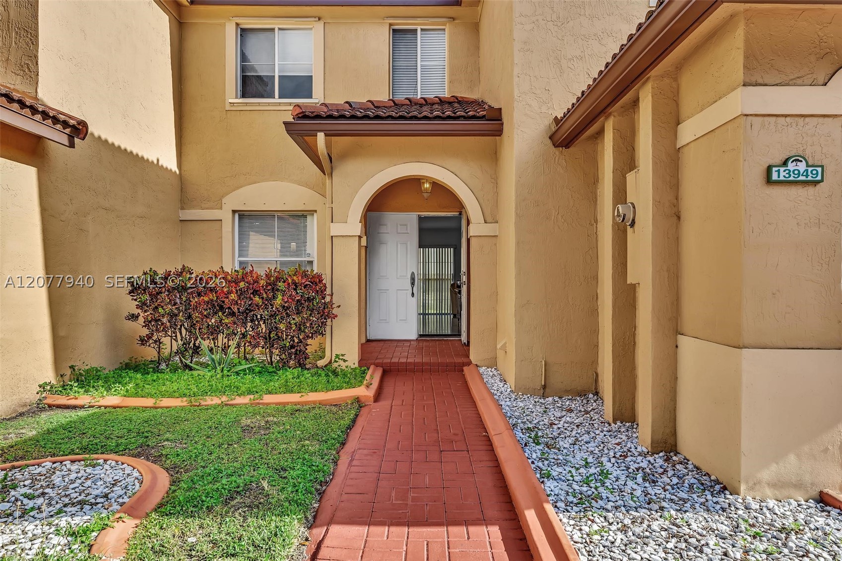 13949 N Forest Oak Cir, Davie FL 33325