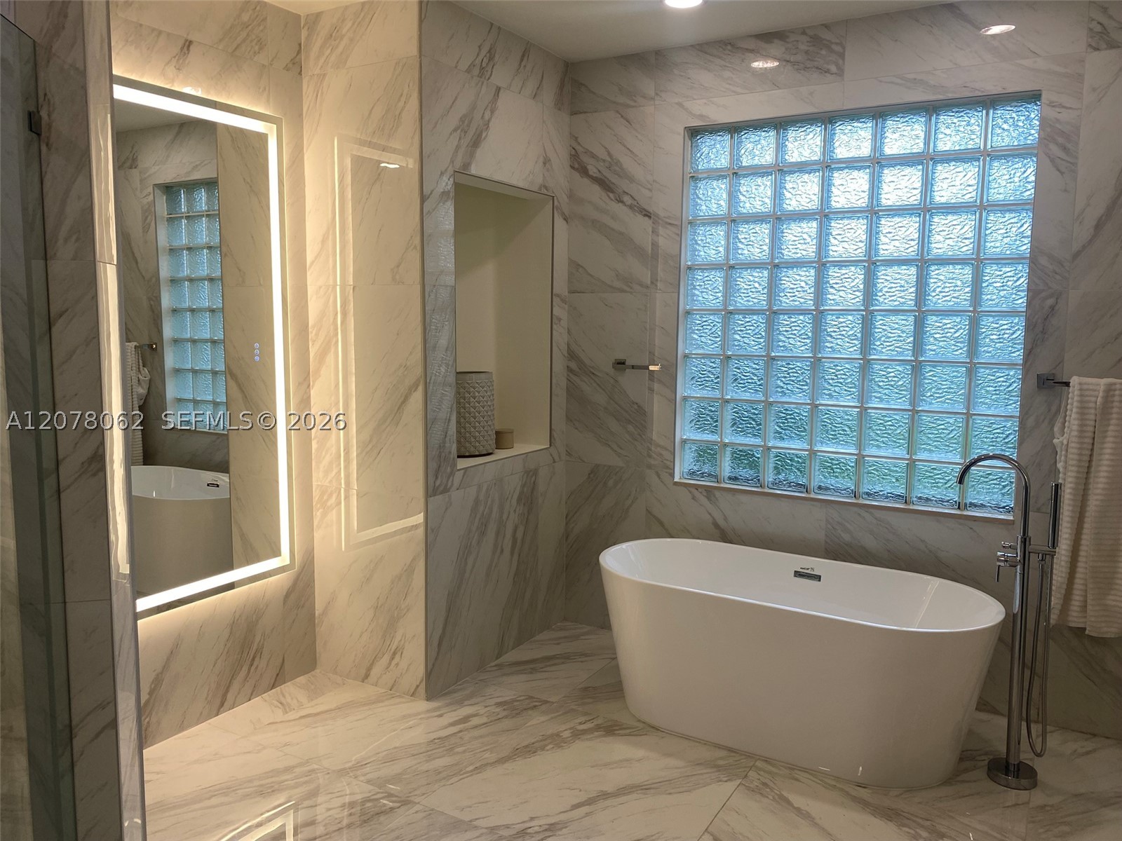 1360 Victoria Isle Dr, Weston FL 33327