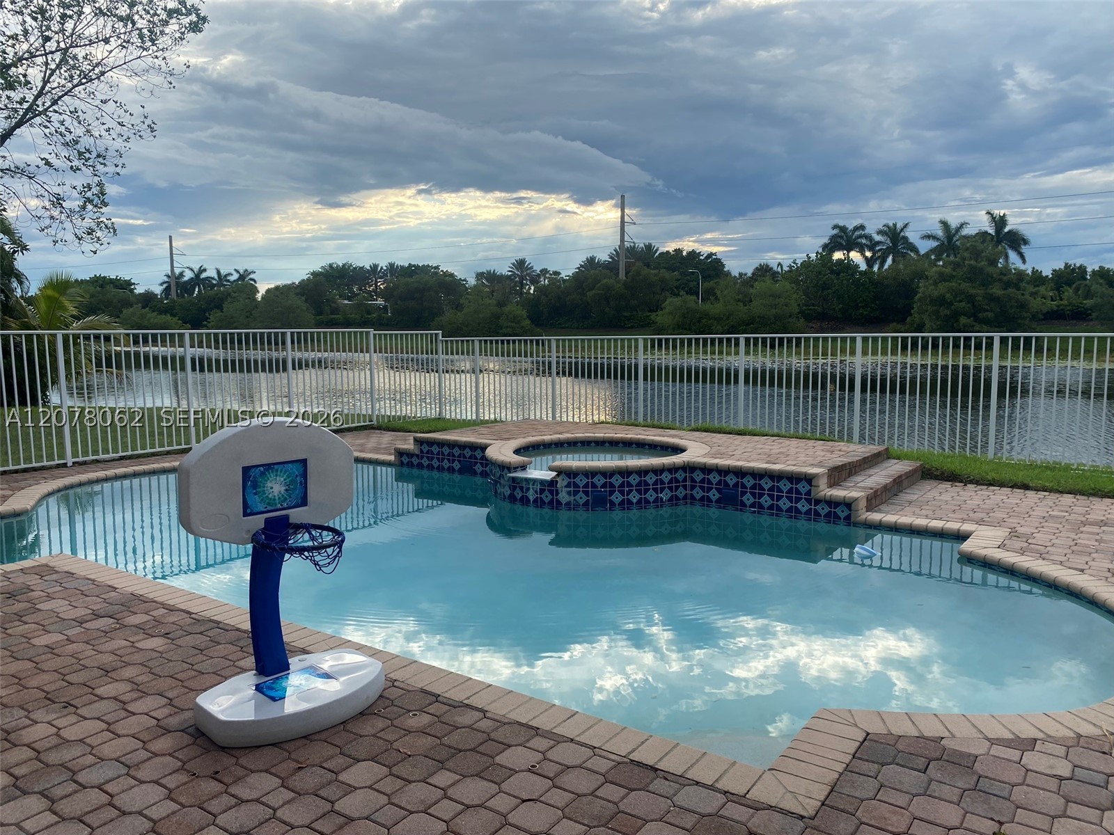 1360 Victoria Isle Dr, Weston FL 33327