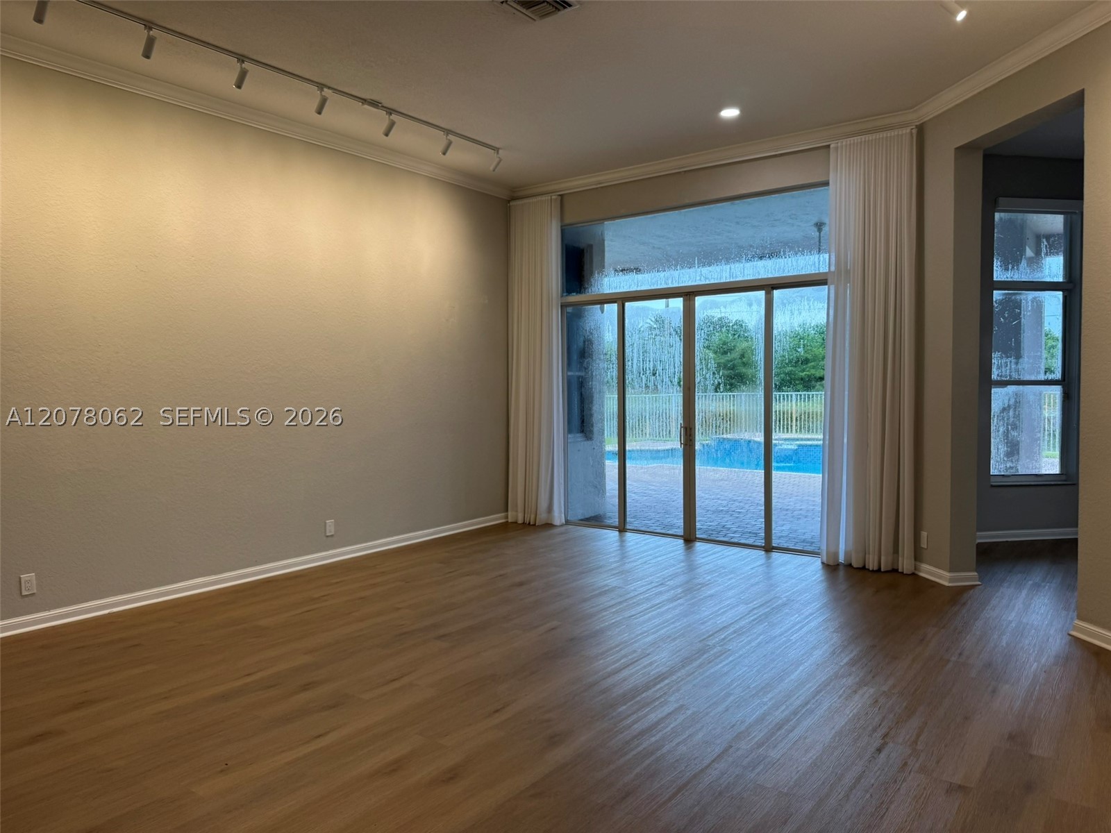 1360 Victoria Isle Dr, Weston FL 33327