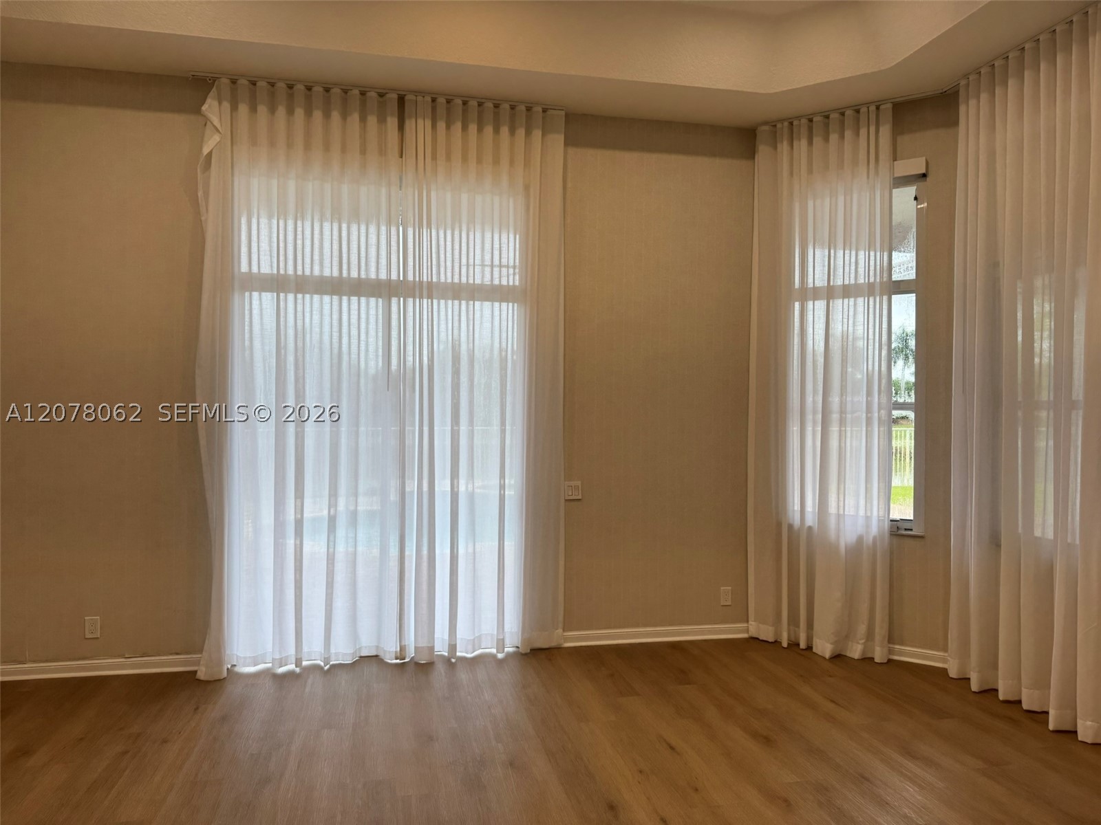 1360 Victoria Isle Dr, Weston FL 33327