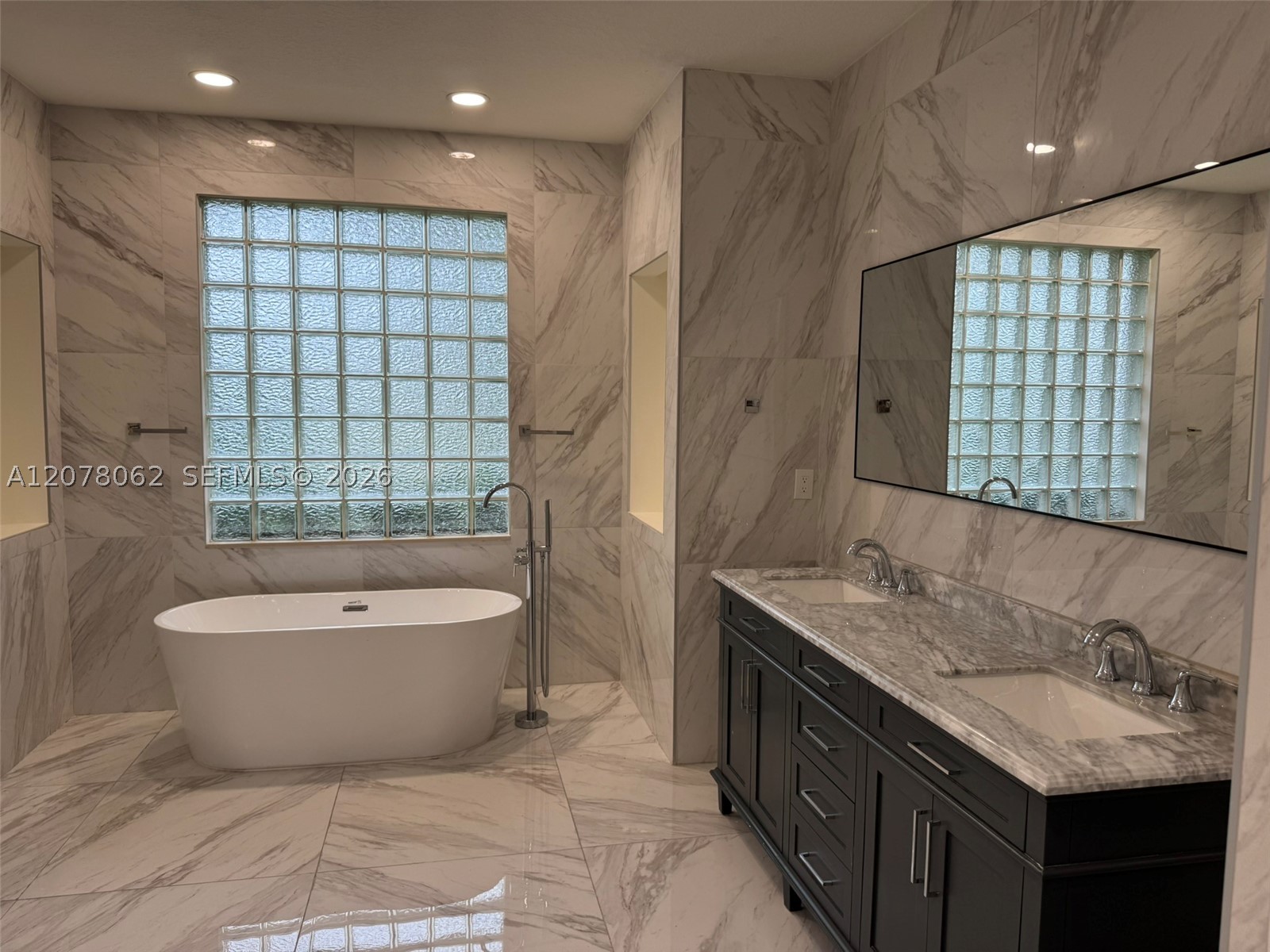 1360 Victoria Isle Dr, Weston FL 33327