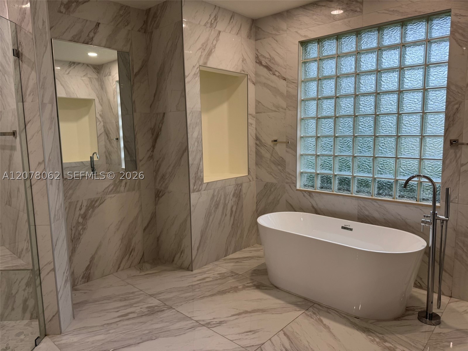 1360 Victoria Isle Dr, Weston FL 33327