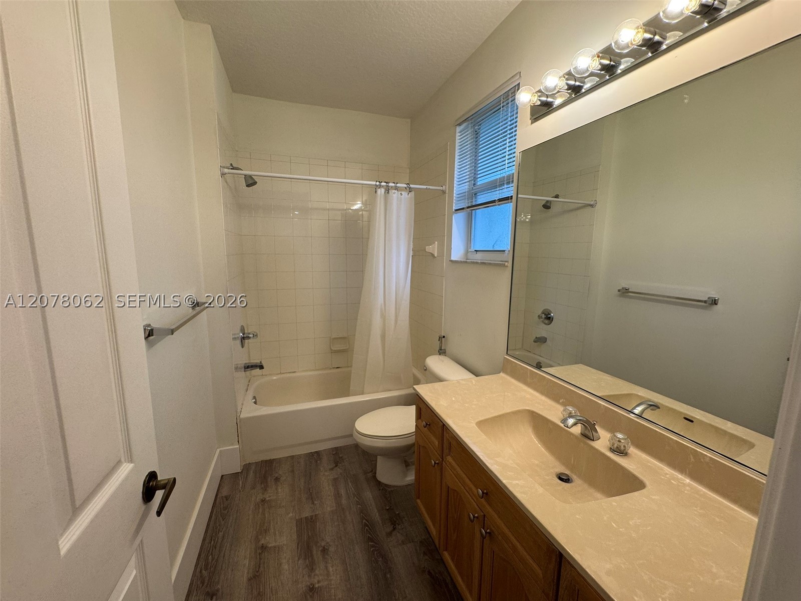 1360 Victoria Isle Dr, Weston FL 33327