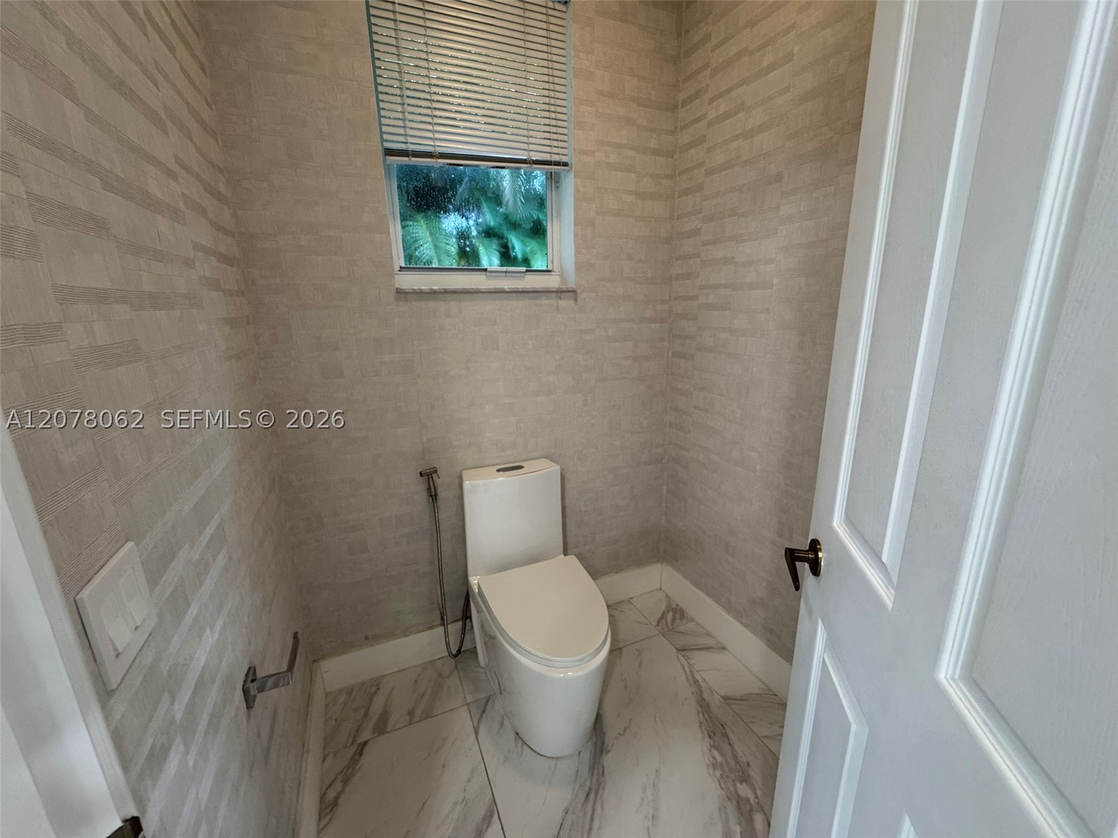 1360 Victoria Isle Dr, Weston FL 33327